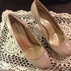 Bandolino tan patten leather heels.    Size: 7.5 M